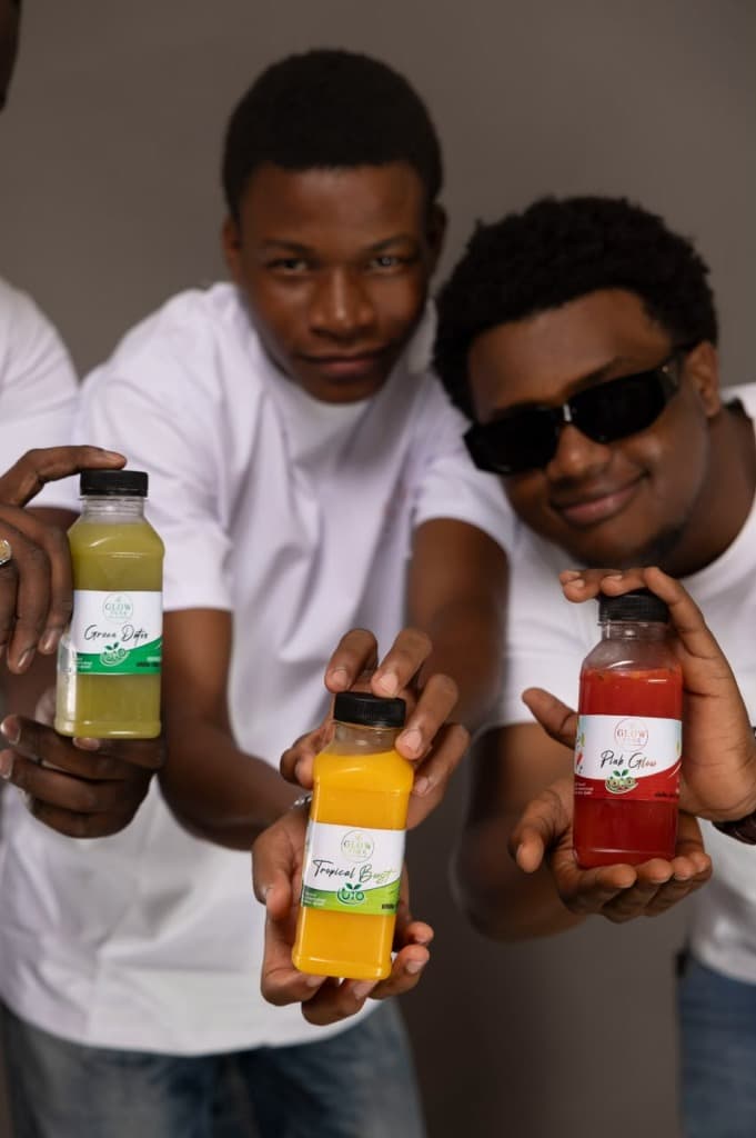 Hommes présentant les bouteilles Glow Pure